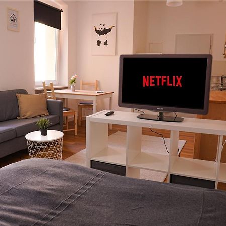 FULL HOUSE Studios - Panda Apartment - NETFLIX + WiFi inkl. Halle  Exterior foto