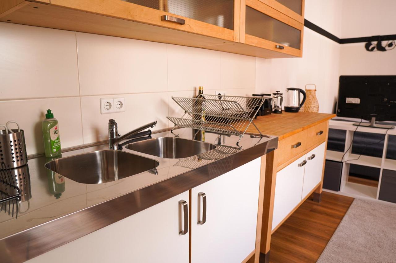 FULL HOUSE Studios - Panda Apartment - NETFLIX + WiFi inkl. Halle  Exterior foto