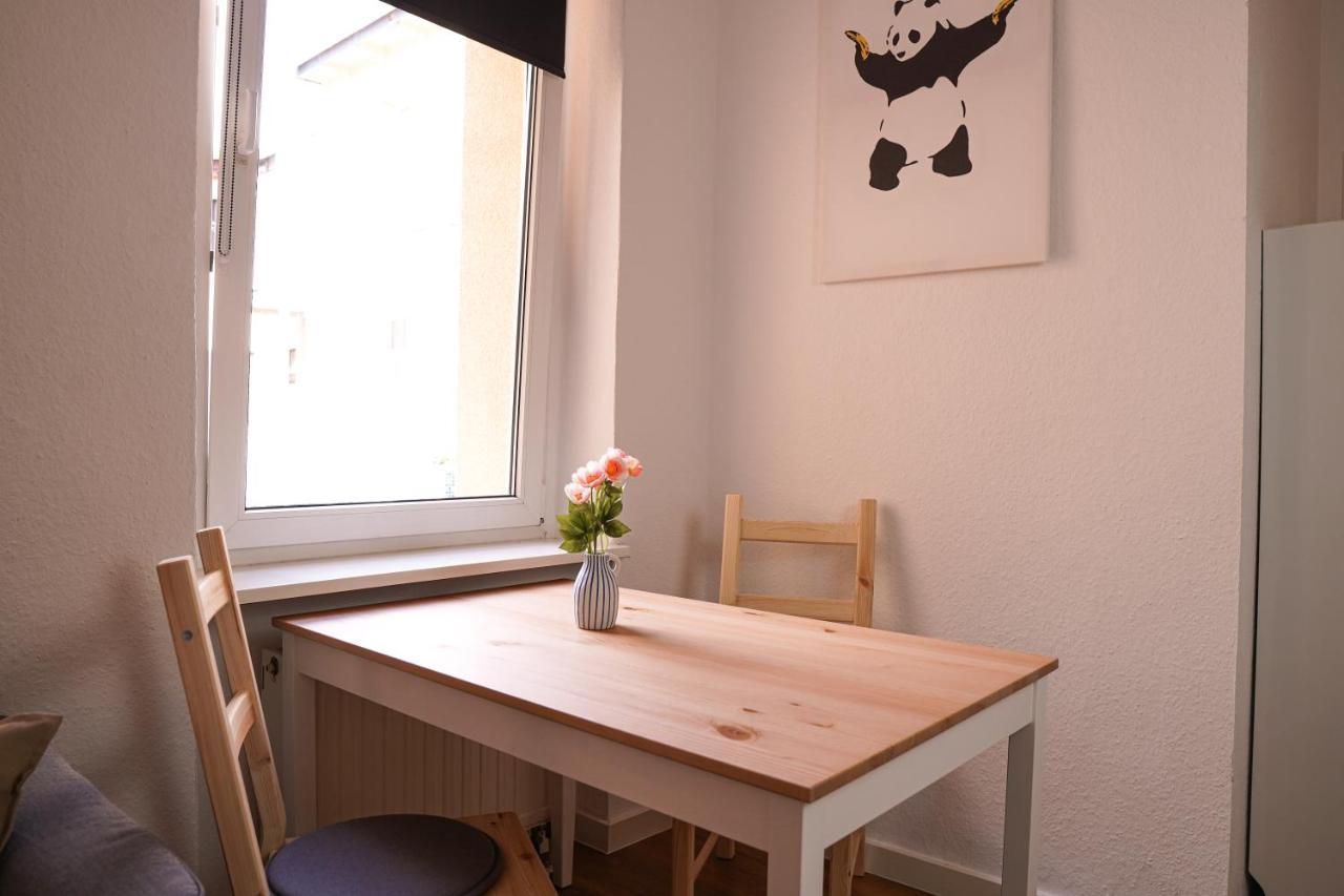 FULL HOUSE Studios - Panda Apartment - NETFLIX + WiFi inkl. Halle  Exterior foto